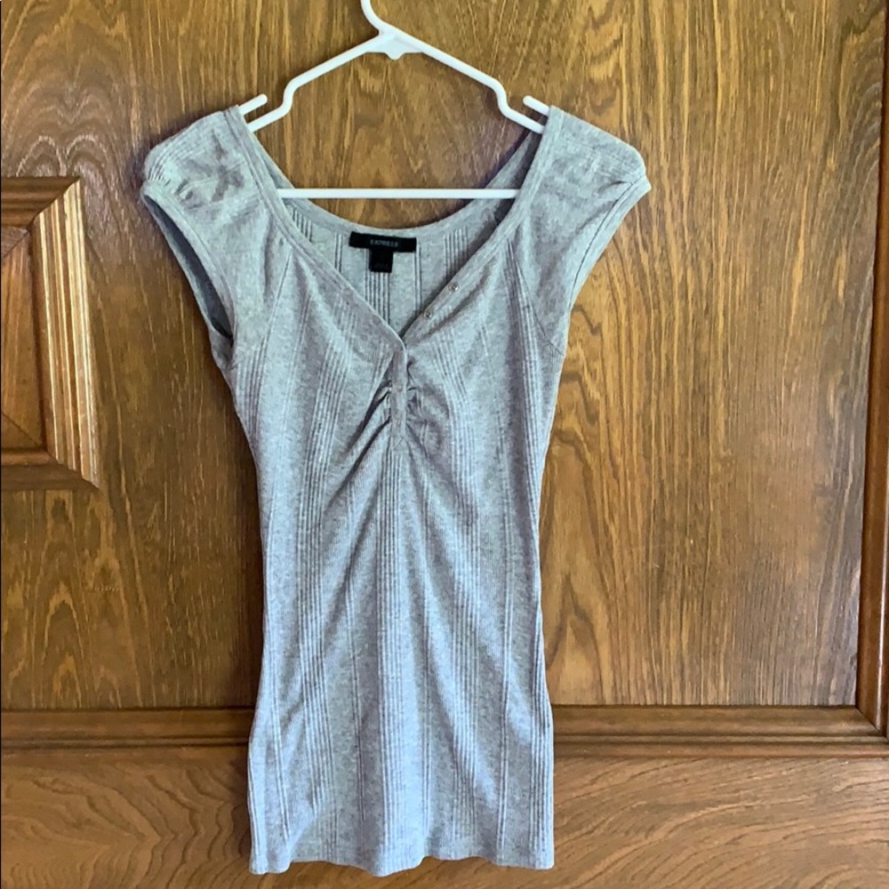 Grey tee